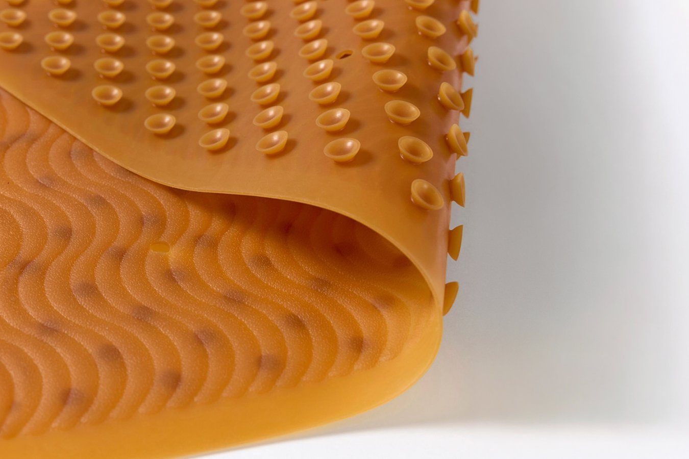 Hvad er en god badem�tte? - Forskellen p� badem�tter i naturgummi og syntetisk materiale